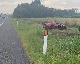 Incidente stradale: per la pioggia donna con un bolide rosso vola fuori dall'autostrada, salva per miracolo (TUTTE LE FOTO)