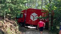 Il navigatore sbaglia e il furgone del corriere che trasporta vino pregiato rimane incastrato nel bosco