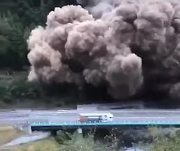 Maltempo, gigantesca frana al confine fra Italia e Francia: bloccati i treni, l'autostrada e il traforo del Frejus (IL VIDEO)