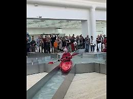 L'ultima  creazione di Roman Signer: ecco l'opera d'arte "Il kayak"