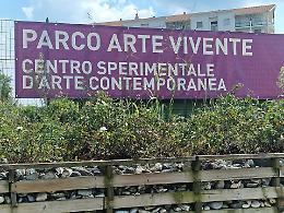 Incuria e recinzioni rotte per il Pav: «Camminare lungo il marciapiede è pericoloso»