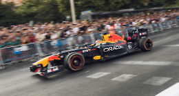 I bolidi di Formula 1 e MotoGp in centro città per la grande festa del motorsport