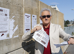 Strappati i manifesti anti migranti: «Sono un insulto per tutti» (IL VIDEO)