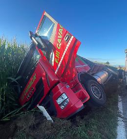 Tir a metano esce di strada, strada provinciale chiusa tutto il giorno 