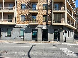I teppisti colpiscono ancora: gli sportelli della banca messi fuori uso