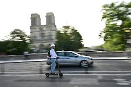 Addio alle trottinettes a Parigi: da oggi vietati monopattini elettrici in sharing