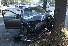Incidente in piazza, auto si schianta contro un albero