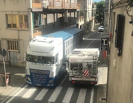 Borgofranco d'Ivrea invasa dai Tir. «Danni e pericoli in paese»