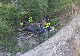 Precipita con la moto in un burrone. Le foto dello spettacolare salvataggio