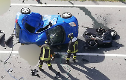 In moto contro un'auto. Due morti nell'incidente