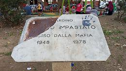 Sfregiata dai vandali la targa in memoria di Peppino Impastato