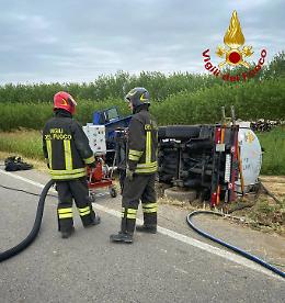 Si rovescia un'autocisterna, traffico in tilt