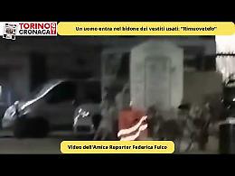 Un uomo entra nel cassonetto "trappola" dei vestiti usati: «Rimuovetelo» (IL VIDEO)