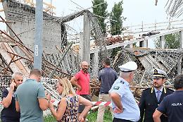 Il parroco piange dopo il crollo al cantiere della chiesa: «Sono vicino ai 4 operai feriti» (FOTO E VIDEO)