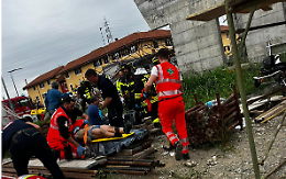 Crolla un'impalcatura: 4 feriti nella chiesa in costruzione