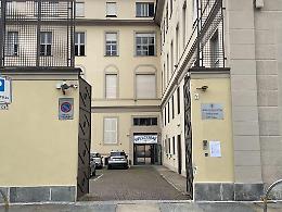 Caos macchine in doppia fila davanti alle scuole: «Servono apposite zone di sosta» 