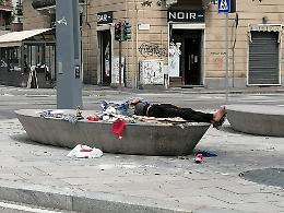 Il clochard che da 20 giorni dorme e bivacca sui “chicchi di caffè” di una piazza
