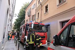 Abusivi danno fuoco alla casa popolare prima dello sgombero: «Li denunciavamo da un anno»