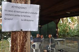 «Da anni non riparano la tettoia marcia». E gli anziani non giocano più a carte