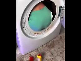 La ragazza intrappolata nella lavatrice - IL VIDEO