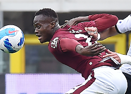 Revenge porn, cancellò il video del calciatore: chiesta la condanna per il pm