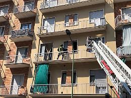Apre il gas e si barrica in casa: salvato dai vigili del fuoco