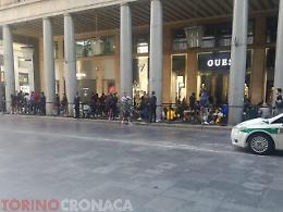 Torino, tutti in coda in via Roma per il nuovo Swatch