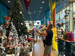 Torino: nei negozi del centro è esploso il Natale, ma ci sono ancora 30 gradi (GUARDA IL VIDEO)