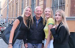Enzo Novara, il prof che ha commosso l'Italia, ha riabbracciato i suoi allievi