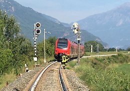 Anziano investito da un treno, è miracolosamente salvo