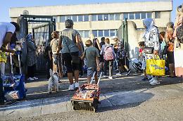 A Mirafiori primo giorno di scuola. Le mamme: «Tra zaini e diari quest'anno è un salasso»