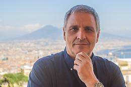 Scrittori da sold out come le star: Maurizio De Giovanni riapre  il Circolo dei lettori
