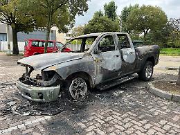 Maxi-rogo distrugge 4 auto: «E' stata una vendetta»