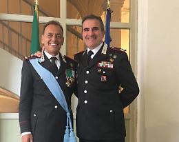 L'abbraccio tra i due generali dei carabinieri