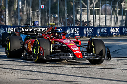 Sainz rompe il digiuno Rosso: Ferrari in trionfo a Singapore! 