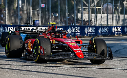 Sainz domina a Singapore, Leclerc è terzo: "Ora puntiamo alla doppietta Ferrari"