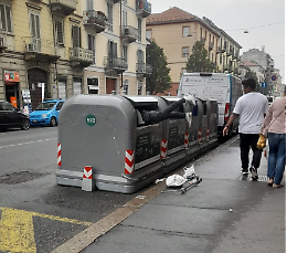 Un altro uomo rischia di rimanere intrappolato in un bidone dell'immondizia