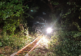 Frontale tra due auto: una precipita nel dirupo