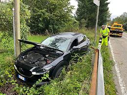 Si distrae guardando un'auto finita fuori strada e finisce per tamponare un altro veicolo