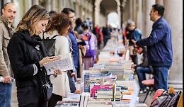 Torna Portici di Carta: Torino diventa libreria a cielo aperto 