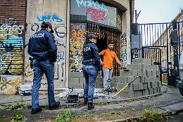 La polizia sgombera la fabbrica dei disperati. Ma di fronte ne spunta un'altra