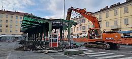 Le ruspe abbattono la storica tettoia, il mercato verso il nuovo look