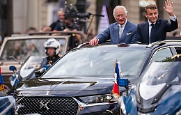 Stellantis in Francia scarrozza Re Carlo, in Italia manda in cassa Mirafiori