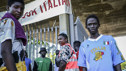 Migranti in  fuga da via Traves. E&rsquo; allarme: &laquo;Cos&igrave; aumenta la criminalit&agrave;&raquo;
