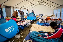 Viaggio nella Lampedusa di Torino: ecco come gli abitanti accolgono i migranti