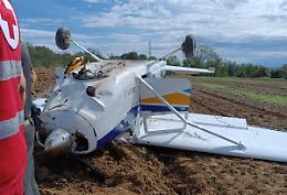 L'aereo atterra in un campo e si ribalta: tre in ospedale
