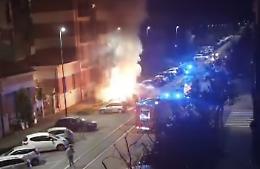 Paura alle case popolari: un furgone e due auto distrutte da un incendio (IL VIDEO)