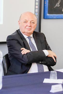 Il ministro: «Gli incentivi per l'auto elettrica non vengono usati»
