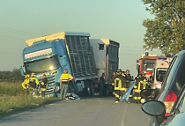 Schianto contro un camion per il bestiame, muore una 64enne di Cavour