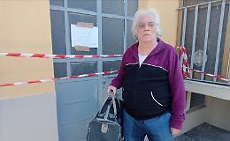 Crolla la scala nel palazzo: «A 76 anni costretto a dormire in macchina»